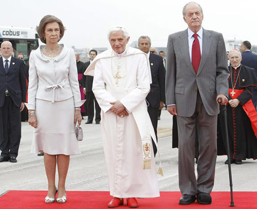 El Sumo Pontífice ha sido recibido en el aeropuerto de Barajas por los reyes don Juan Carlos y doña Sofía 