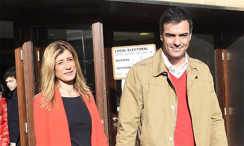 El ramo de flores que cada semana envía Pedro Sánchez a su esposa y otros detalles románticos de los políticos