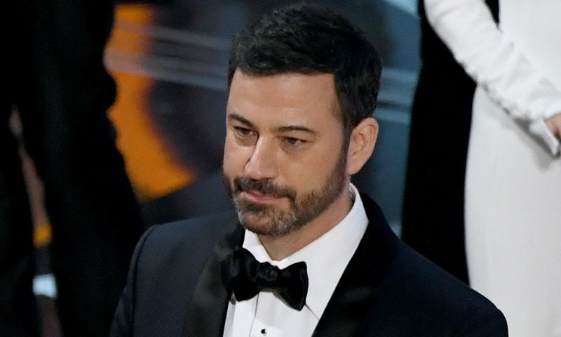 El presentador Jimmy Kimmel se emociona al recordar la operación a corazón abierto de su hijo recién nacido