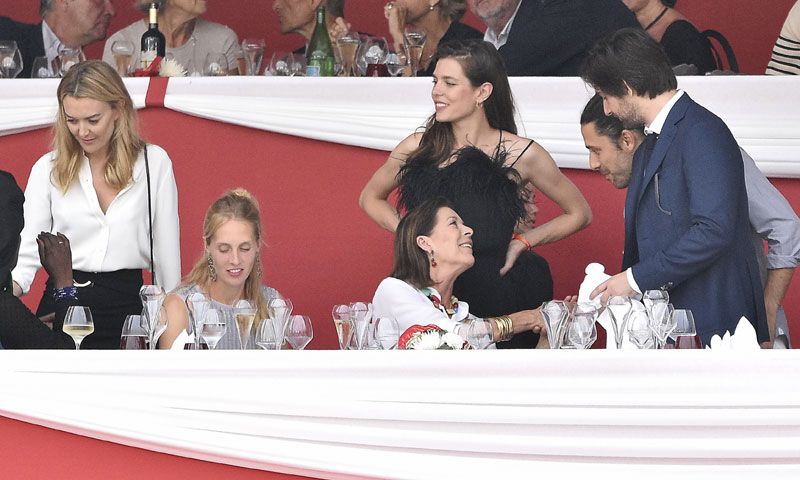 ¿Qué hacen juntos Marta Ortega y Carlos Torretta junto a las princesas Carlota y Carolina de Mónaco?