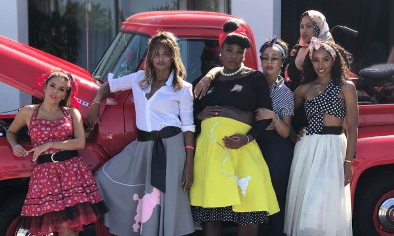 El 'babyshower' de Serena Williams al más puro estilo años 50