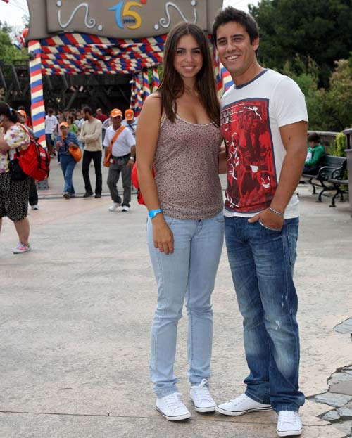 Elena Furiase y su novio Leo en PortAventura