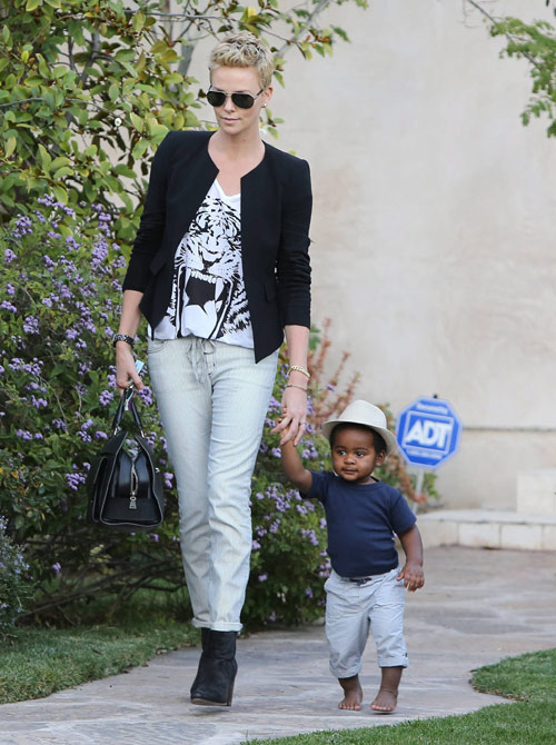 Charlize Theron con su hijo Jackson