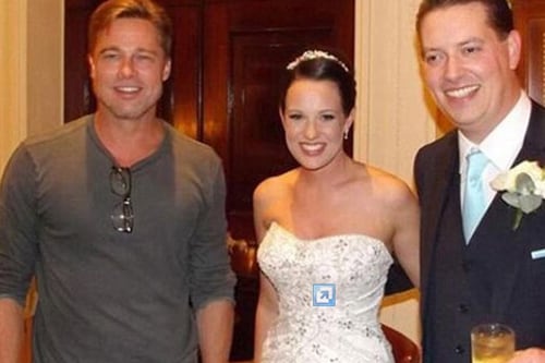 Brad Pitt con una pareja de recién casados