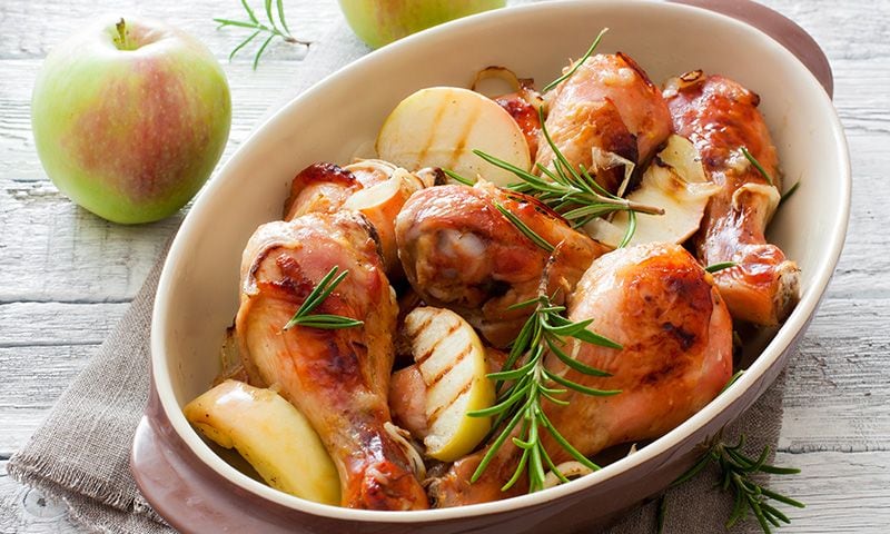 Pollo al horno con manzana y miel, un toque especial para un plato tradicional