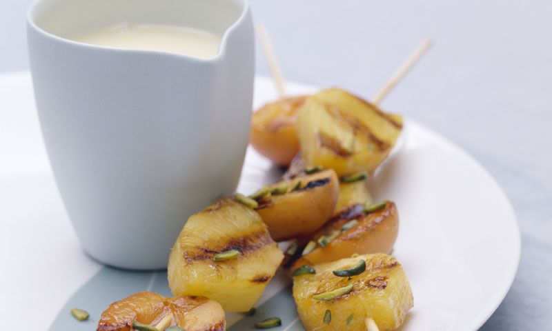 Brochetas de albaricoque con chocolate blanco