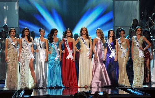 Las diez últimas candidantas: de izquierda a derecha, Miss Irlanda, Miss Albania, Miss Filipinas, Miss Jamaica, Miss México, Miss Ucrania, Miss Puerto Rico, Miss Sudáfrica, Miss Guatemala y Miss Australia