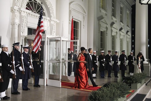 La Primera Dama deslumbró con un vestido del fallecido diseñador británico Alexander McQueen en color rojo con estampados de flores en negro