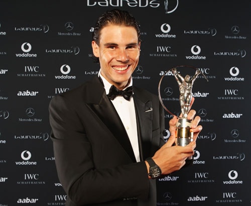 Rafa Nadal posa con el Premio Laureus al mejor deportista masculino de 2010