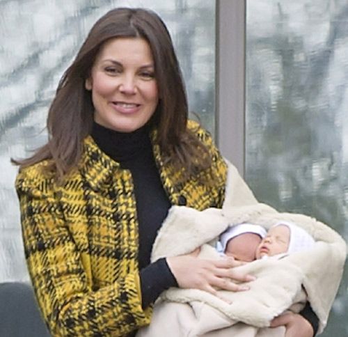 Mar Flores ha presentado a sus mellizos recién nacidos, Bruno y Darío, a la salida de la clínica