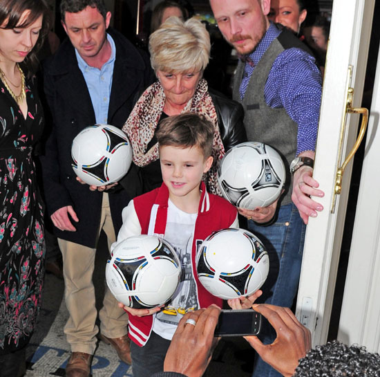 Cruz Beckham, el protagonista de la fiesta, tras su fiesta de cumpleaños con su abuela