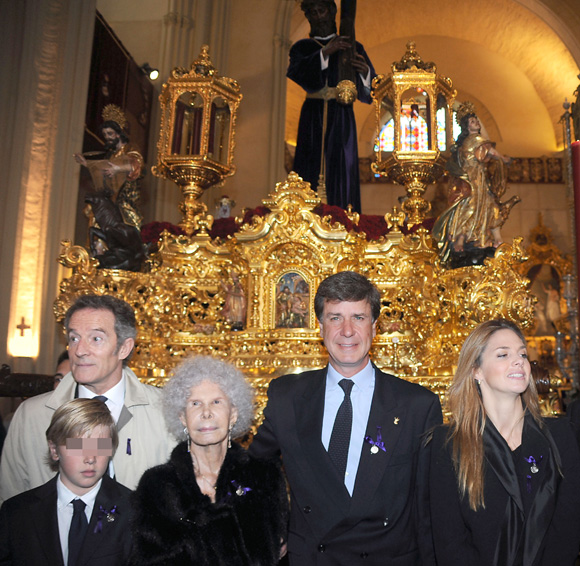 La duquesa de Alba celebra su 87 cumpleaños visitando en familia al Cristo de los Gitanos