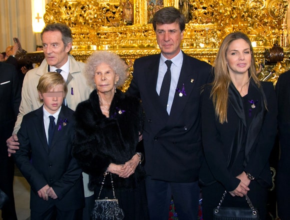 La duquesa de Alba celebra su 87 cumpleaños visitando en familia al Cristo de los Gitanos