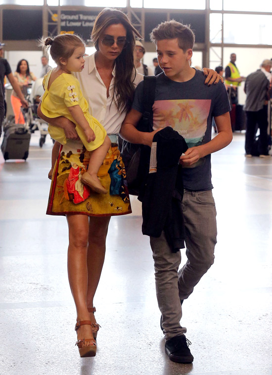 Victoria Beckham y Harper vuelven a marcar estilo en el aeropuerto