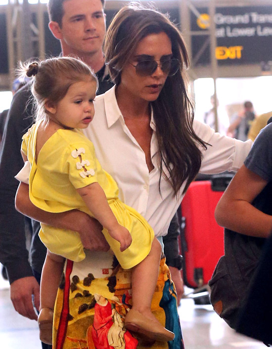 Victoria Beckham y Harper vuelven a marcar estilo en el aeropuerto