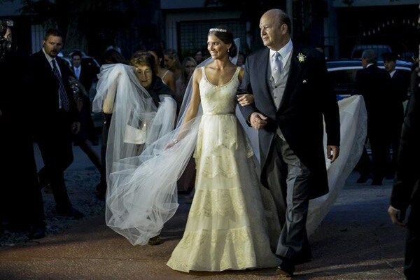 La novia y su padre, Eduardo Cardoso, a su llegada a la Parroquia San José de la Montaña, del exclusivo barrio de Carrasco en Montevideo, donde tuvo lugar la boda religiosa