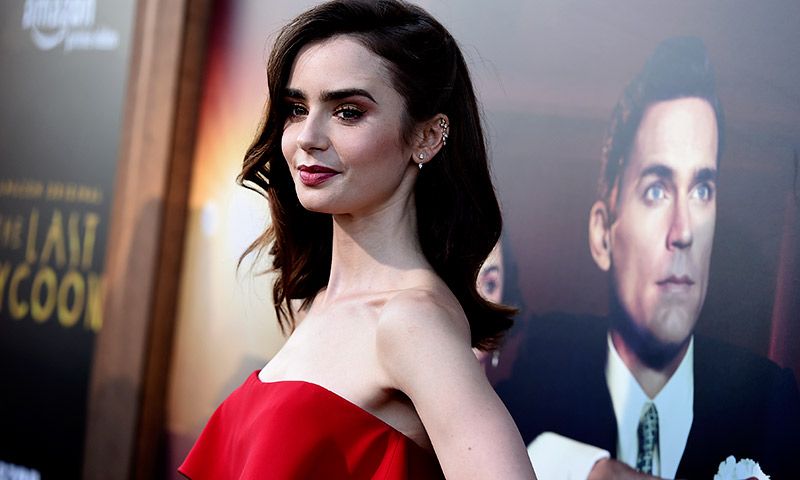 Lily Collins y su vestido rojo, protagonistas en la noche de ‘The Last Tycoon’