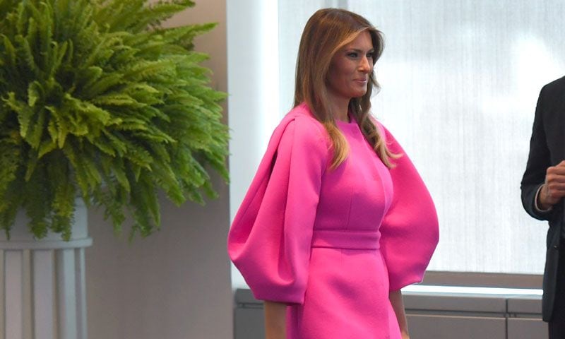 La polémica sobre el abrigo fucsia de Melania Trump que no se entendió en las redes sociales