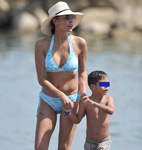 Inés Sastre, en la playa con su hijo, Diego