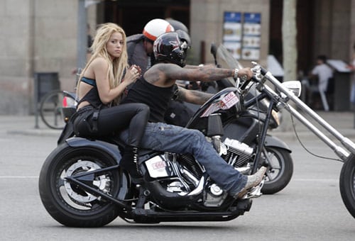 Shakira recorrió el paseo de Joan de Borbó subida en una Harley-Davidson junto a un motorista