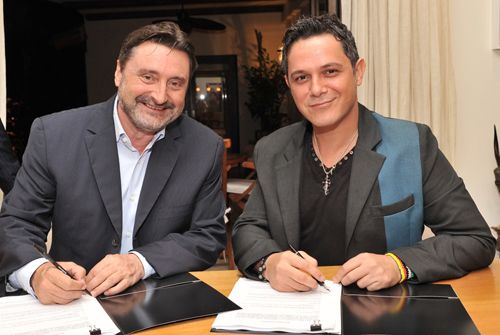 Jesús López y Alejandro Sanz durante la firma del contrato