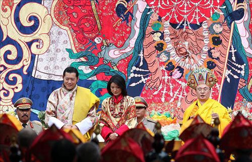 El rey de Bután, Jigme Khesar Wangchuk, se ha casado con la joven plebeya Jetsun Pema en el monasterio de Punakha, localidad situada a unos 70 kilómetros de la capital, Thimpu