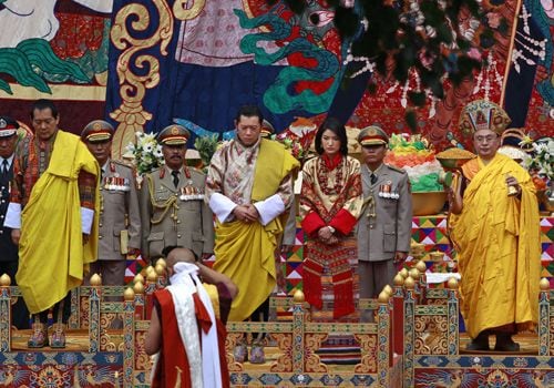 Jigme Singye Wangchuck (izquierda), padre del actual rey de Bután, Jigme Khesar Wangchuk (centro)