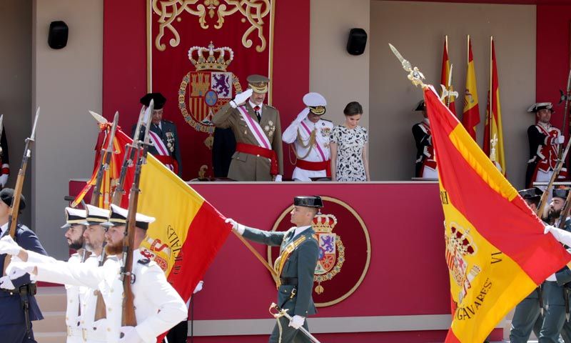 Aplausos a los Reyes en el desfile de las Fuerzas Armadas celebrado en Guadalajara
