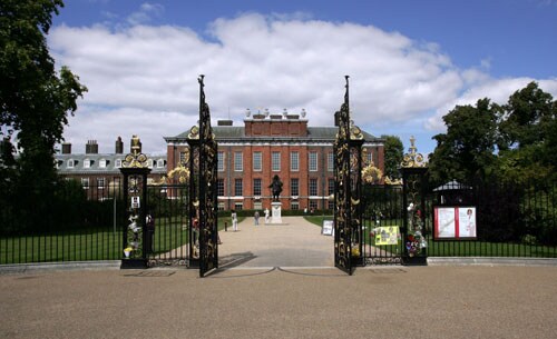 El palacio de Kensington es una mansión de ladrillo rodeada de bellos jardines que fue construida en el siglo XVII y su historia está vinculada a la Familia Real británica. Allí nació la reina Victoria, y ahora viven los primos de la reina Isabel II: los duques de Gloucester y los príncipes de Kent