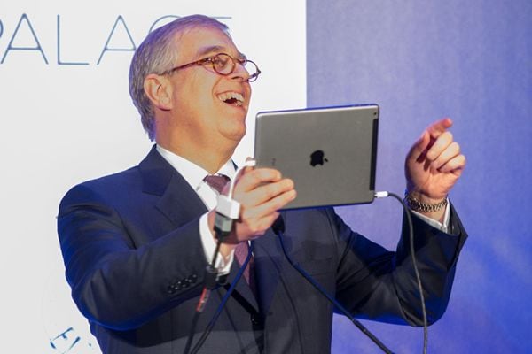 Vea al príncipe Andrés y a su gran coro de 400 empresarios cantarle 'Cumpleaños feliz' a la princesa Eugenia a través de su iPad