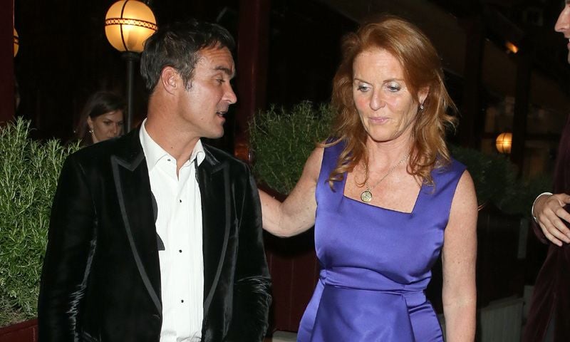Sarah Ferguson disfruta de la noche de Londres en la buena compañía de sus hijas y su buen amigo Manuel Fernández