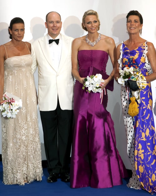 Príncipe Albert com sua esposa e suas irmãs, Stephanie e Caroline de Mônaco