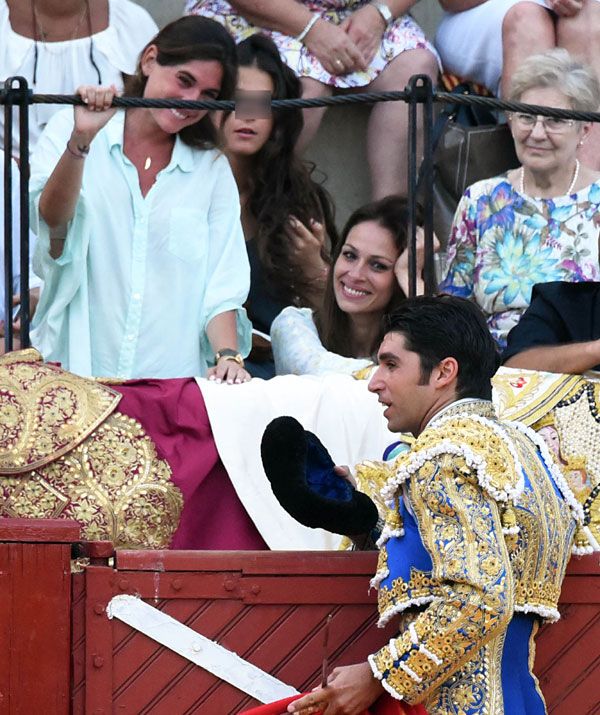 Lourdes Montes y Eva González, la felicidad de dos 'cuñadas' al ver triunfar en el ruedo a los hermanos Rivera