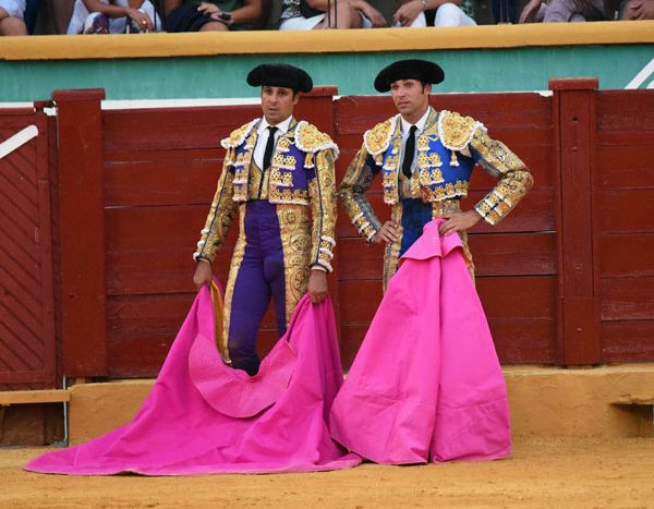 Lourdes Montes y Eva González, la felicidad de dos 'cuñadas' al ver triunfar en el ruedo a los hermanos Rivera