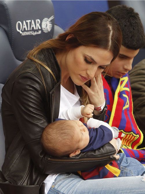 Sergio Busquets salta al campo por primera vez con su hijo en brazos