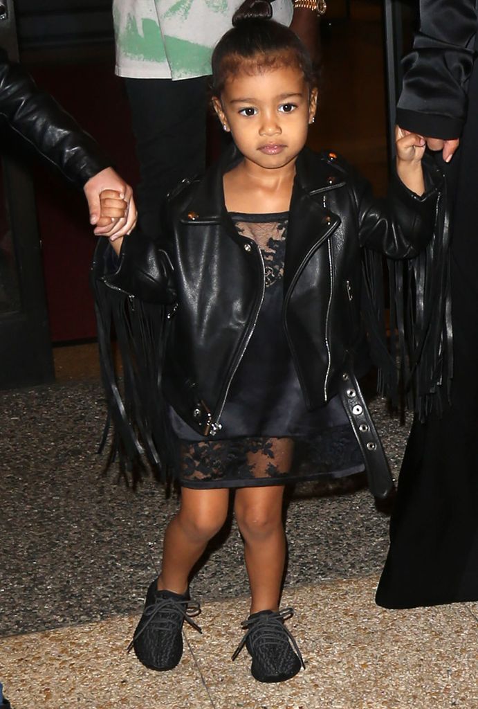KIM KARDASHIAN: Mira los exclusivos atuendos de sus hijos - Imagen 2