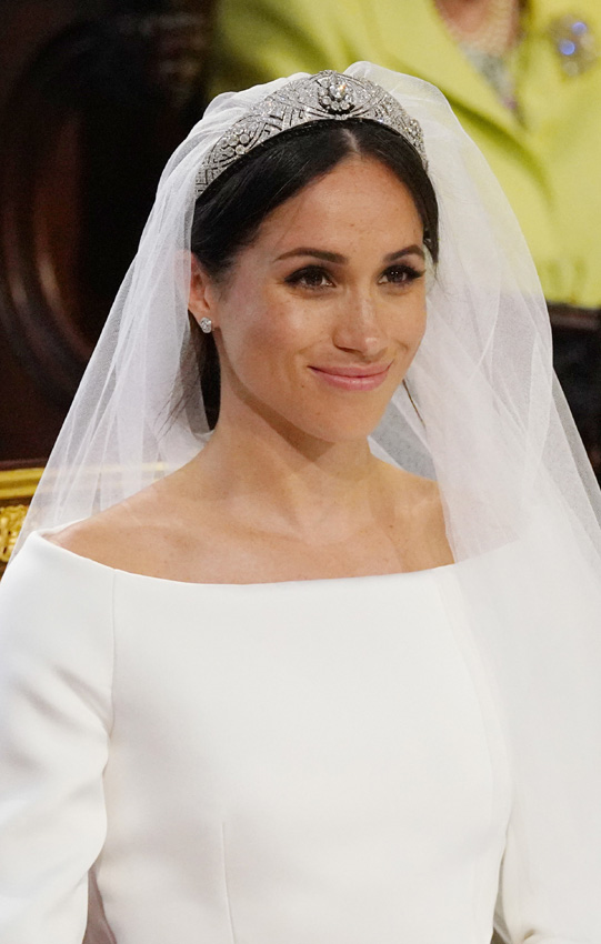 llegada-meghan-vestido-tiara