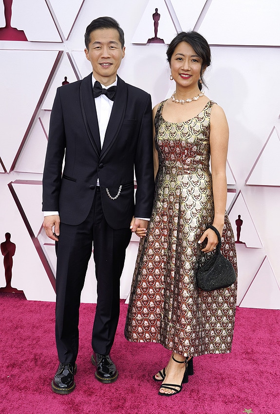 Lee Isaac Chung en los Oscar con su mujer