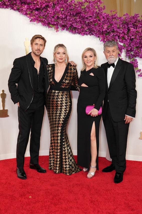 Ryan Gosling posando junto a su familia en la alfombra roja de los Oscar