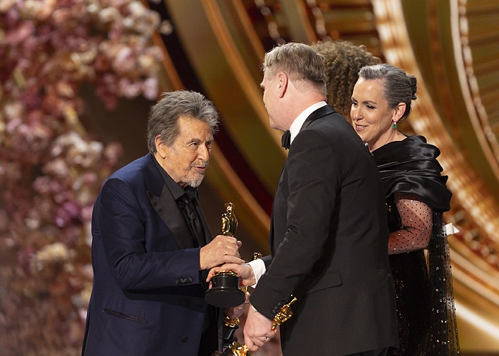 Al Pacino entrega el premio Oscar a Oppenheimer 