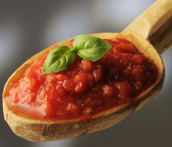 Recetas básicas: dos maneras de preparar una salsa de tomate casera