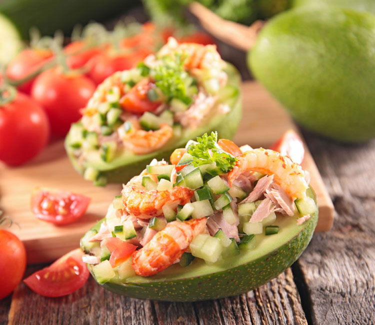 Aguacates rellenos de ensalada de gambas