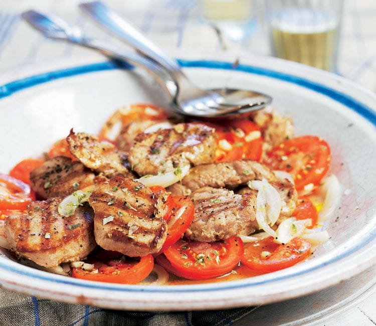 Solomillitos con ensalada de tomate