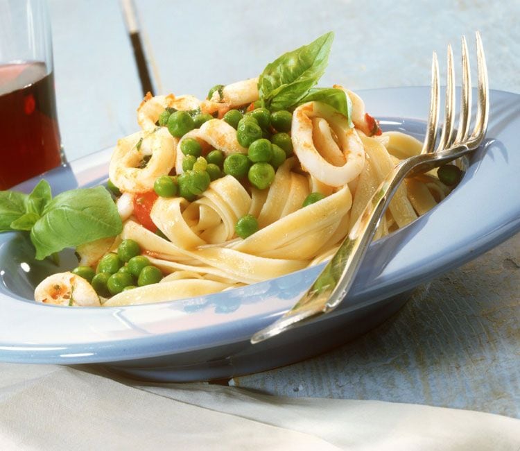 Pasta con sepia y guisantes