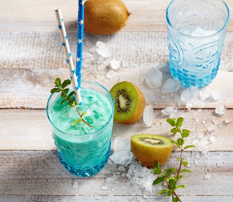 Mocktail de coco, piña, kiwi y curaçao