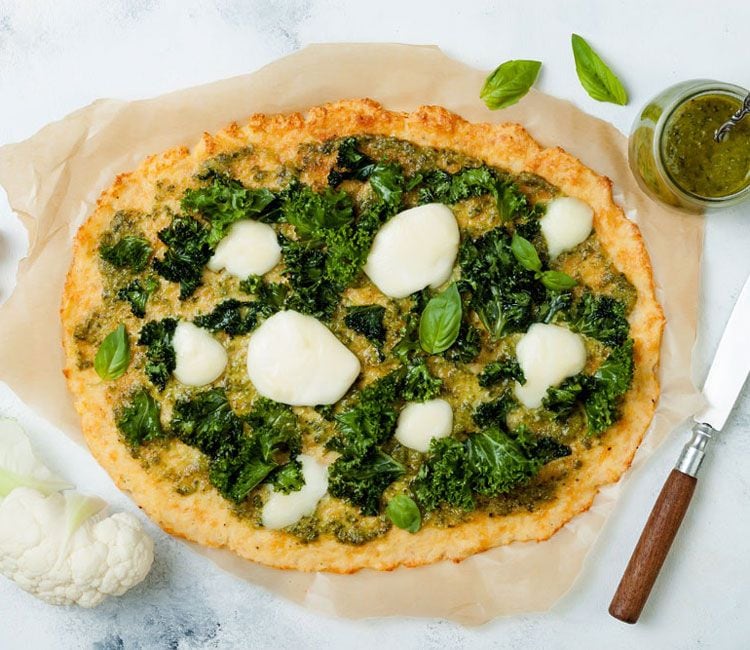 Pizza de coliflor con pesto, kale y mozzarella