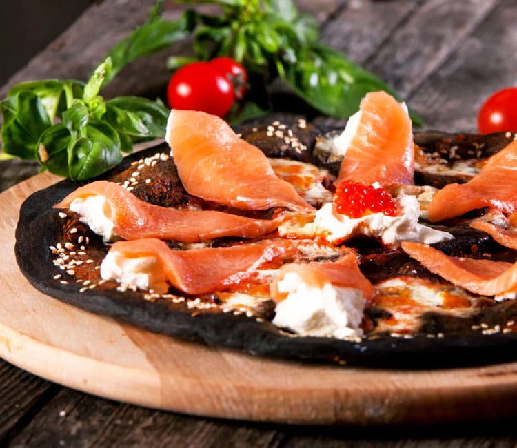 Pizza negra con salmón ahumado y queso crema