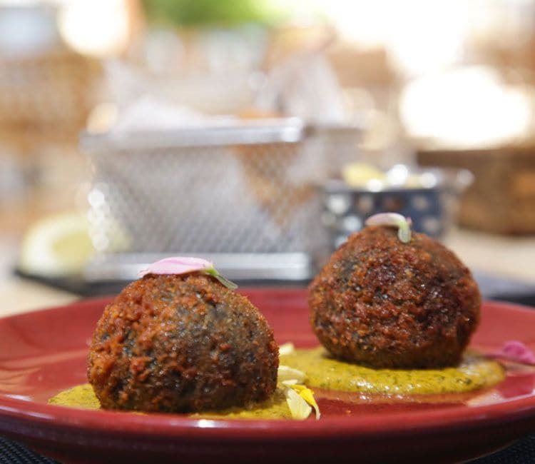 Arancini de arroz negro con salsa de pimientos