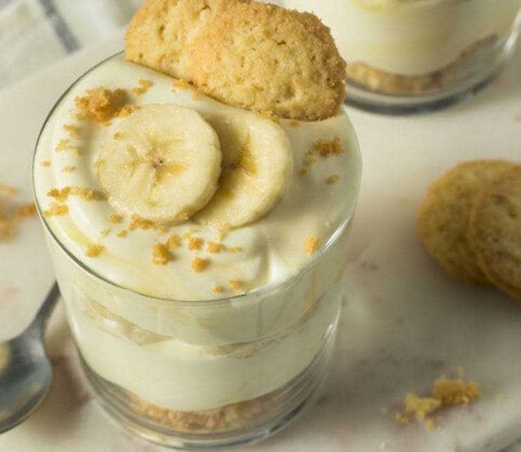 Vasitos de natillas con plátano y galletas de mantequilla