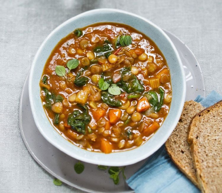 Sopa de lentejas con espinacas y zanahorias